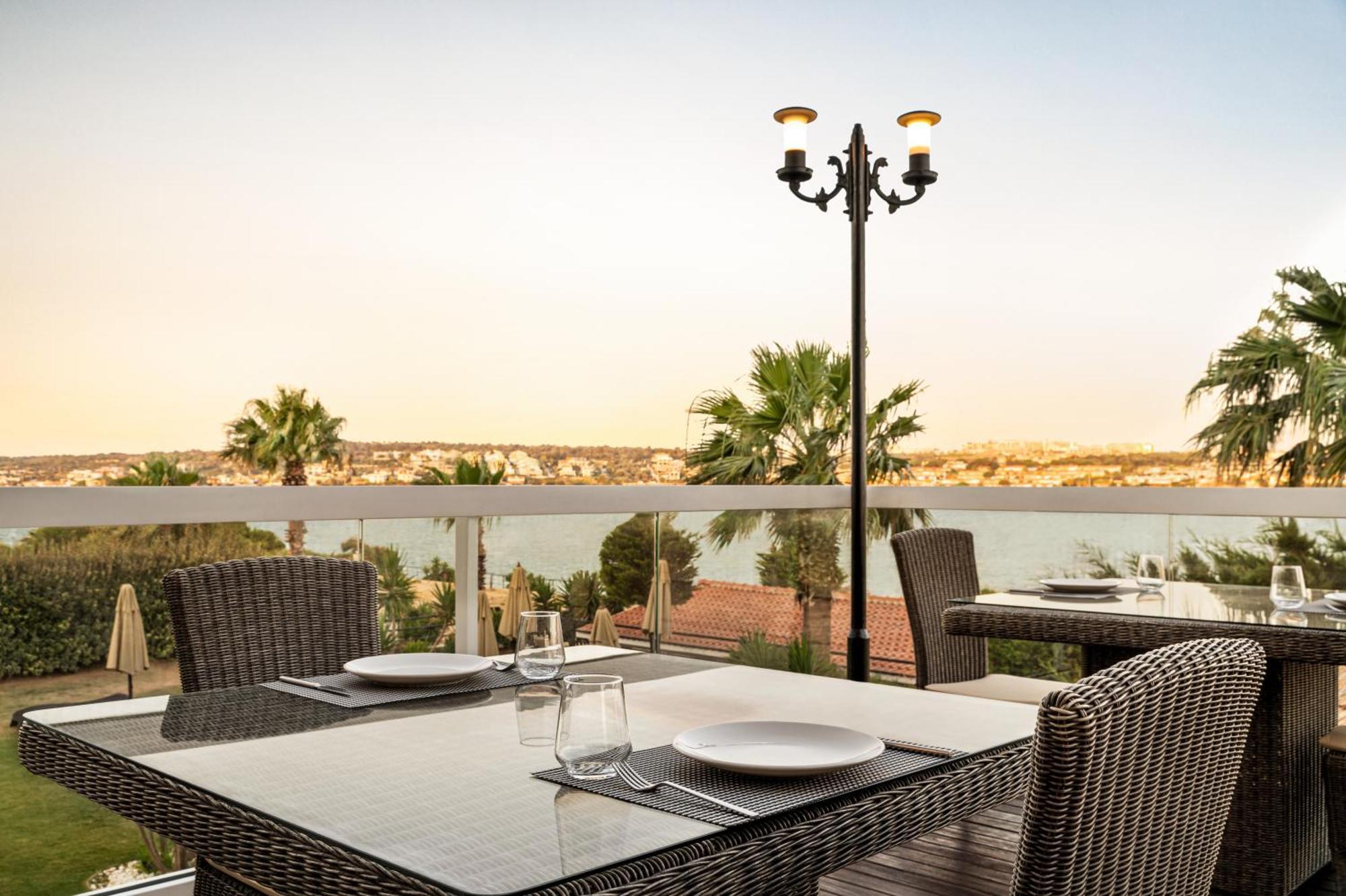 La Quinta By Wyndham Cesme Hotel Izmir Bagian luar foto