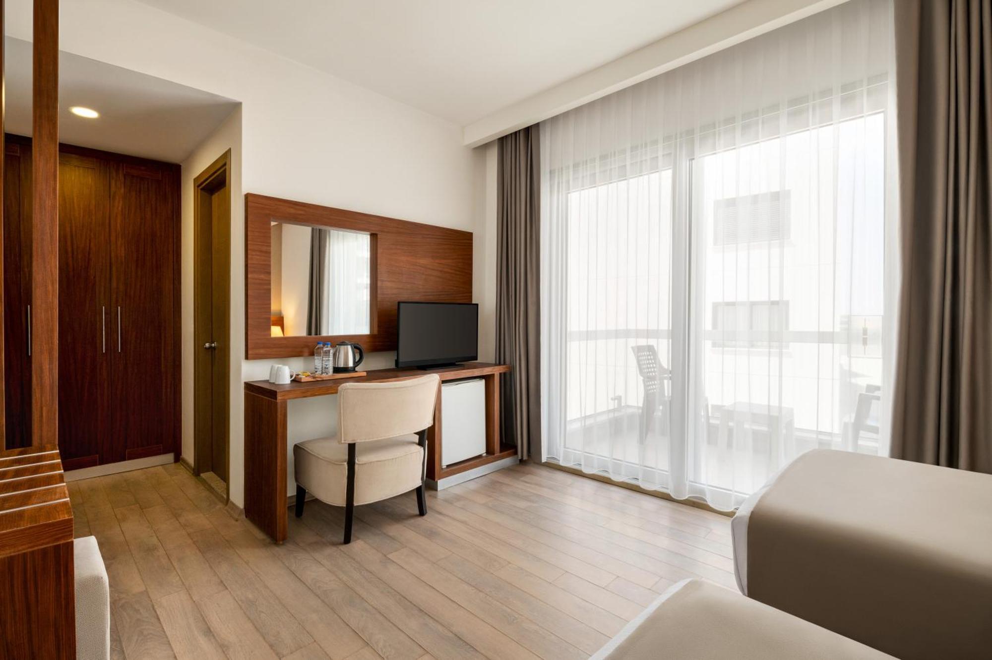 La Quinta By Wyndham Cesme Hotel Izmir Bagian luar foto