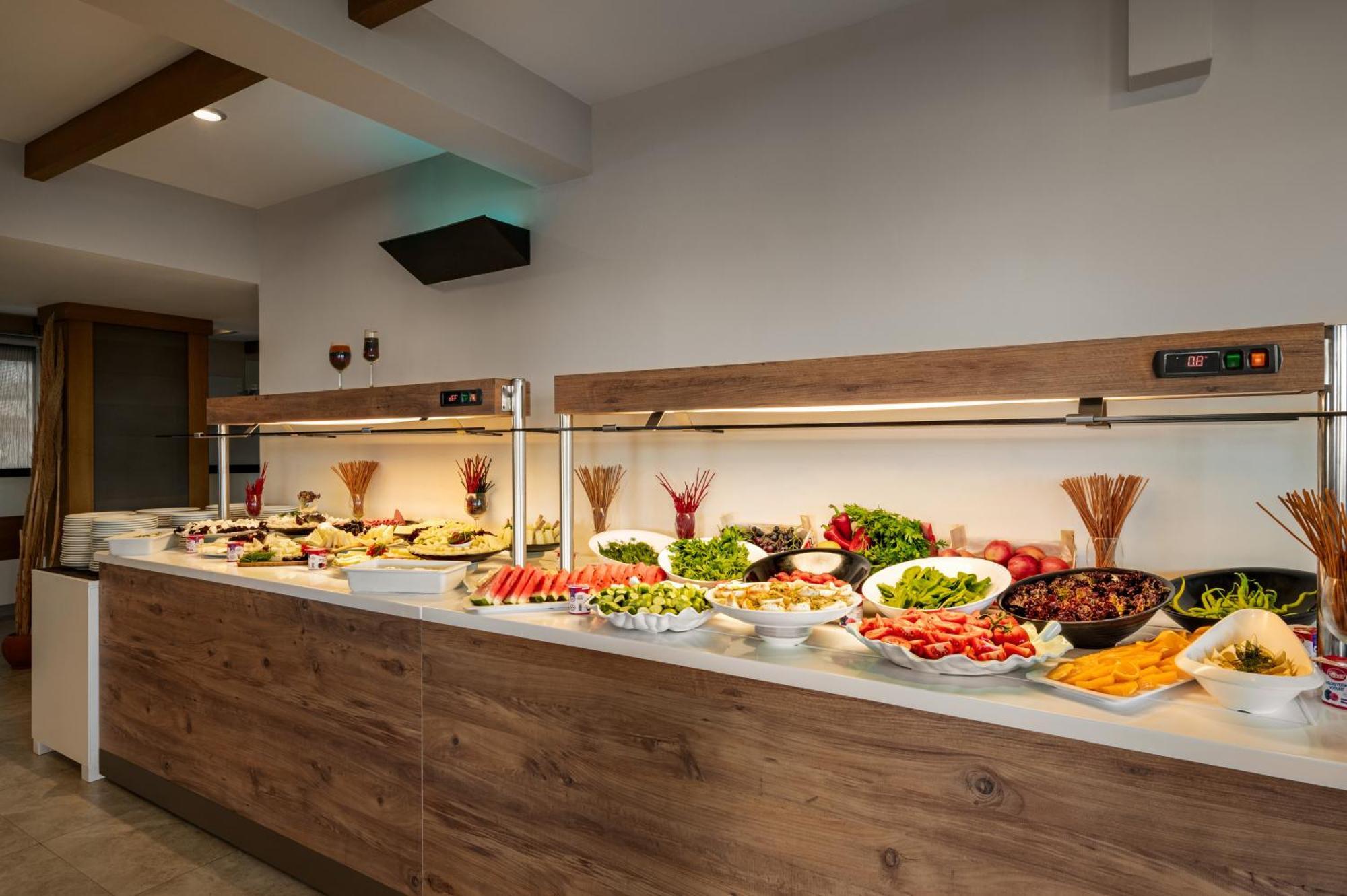 La Quinta By Wyndham Cesme Hotel Izmir Bagian luar foto