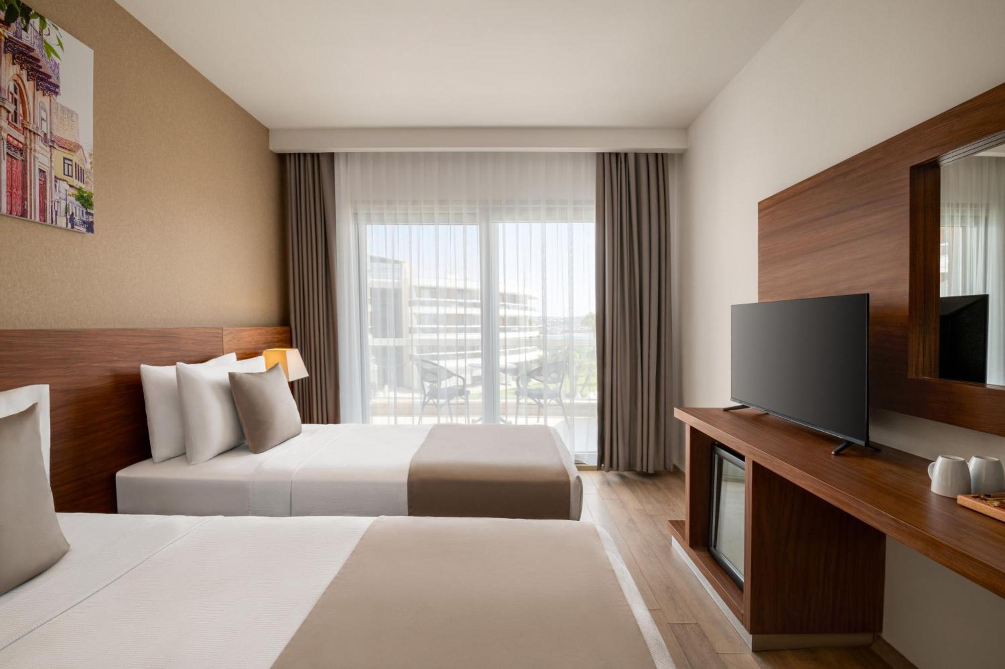 La Quinta By Wyndham Cesme Hotel Izmir Bagian luar foto