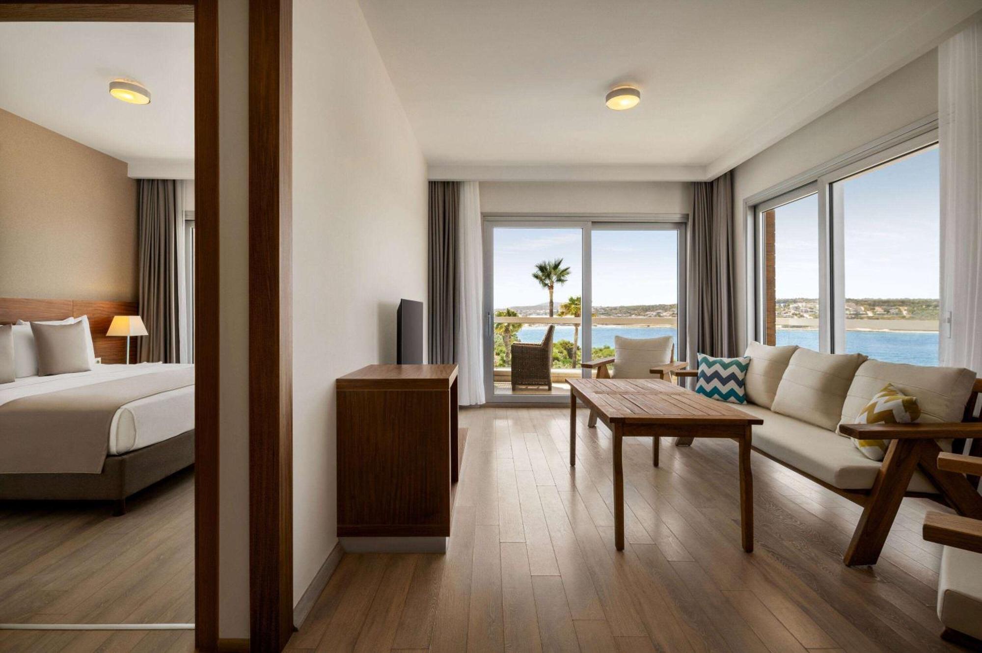 La Quinta By Wyndham Cesme Hotel Izmir Bagian luar foto