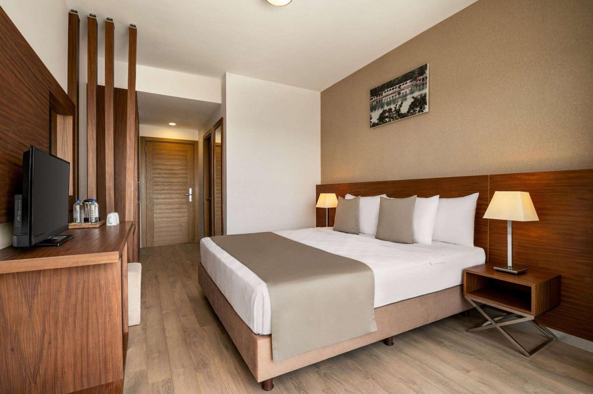 La Quinta By Wyndham Cesme Hotel Izmir Bagian luar foto