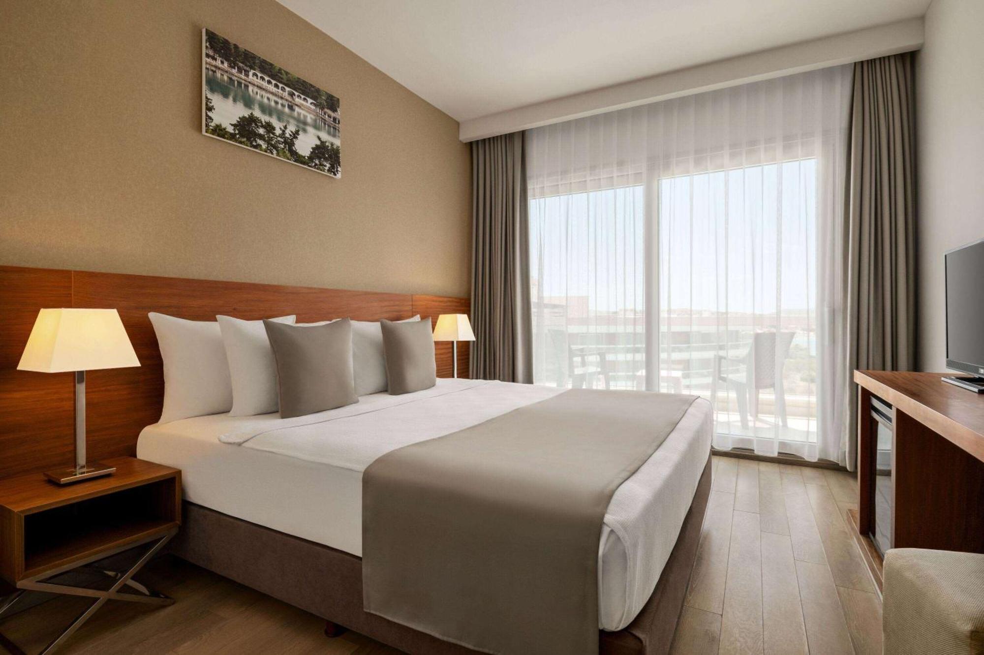 La Quinta By Wyndham Cesme Hotel Izmir Bagian luar foto