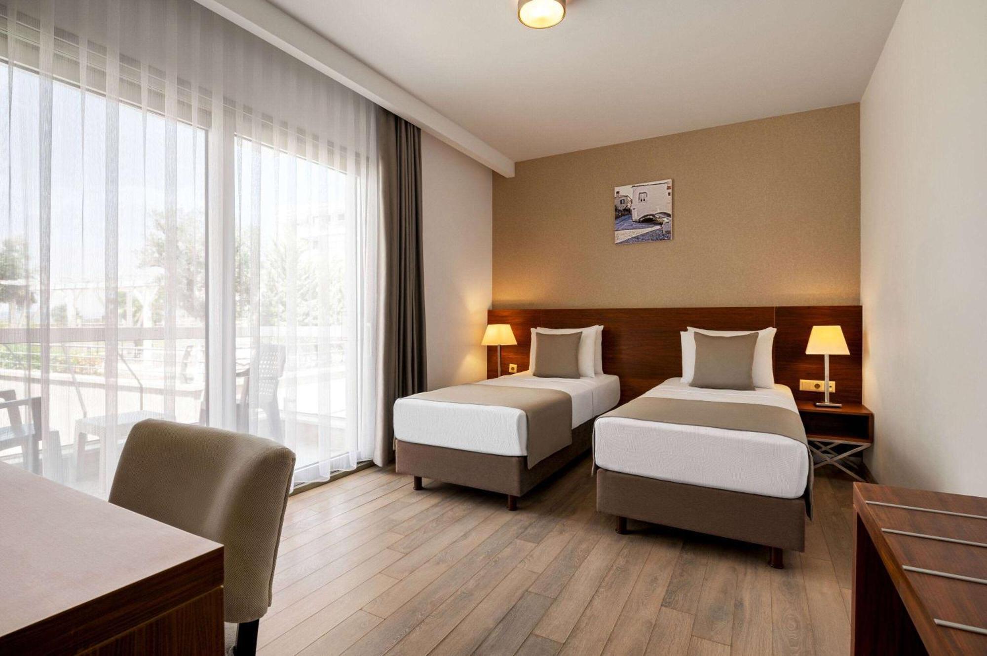 La Quinta By Wyndham Cesme Hotel Izmir Bagian luar foto